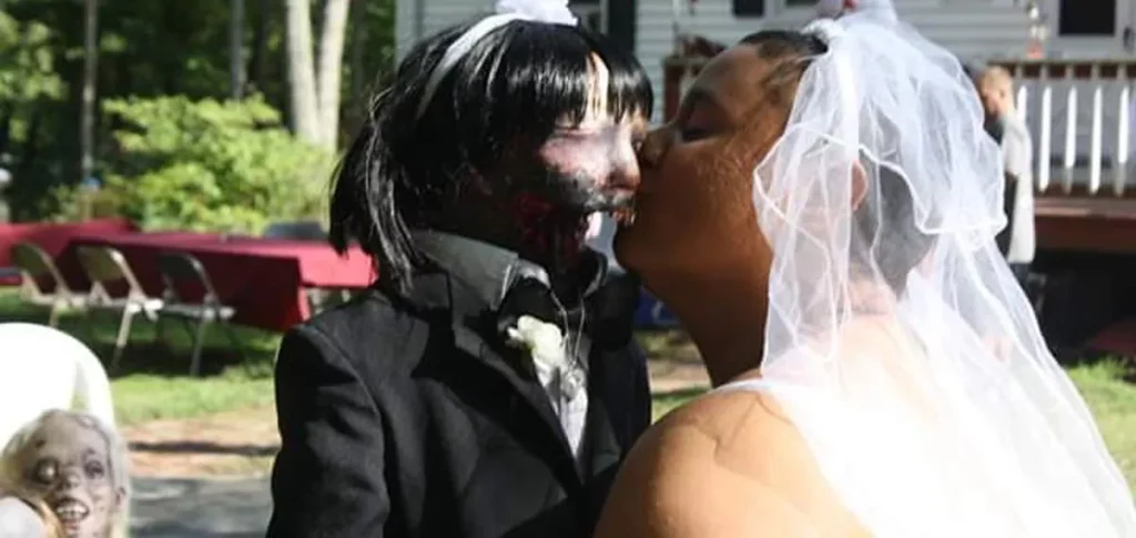 Felicity - Une lesbienne Americaine s'est mariée avec sa poupée zombie
